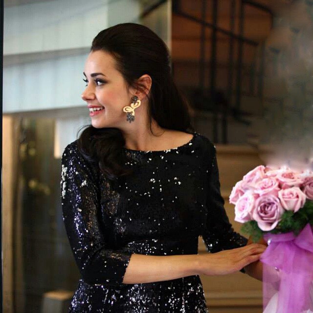 Özgü Namal modeling hot bikini