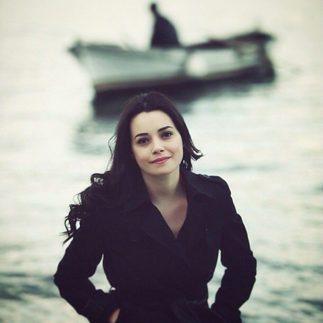 Özgü Namal poses ass