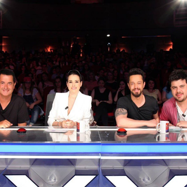 Özgü Namal poses bikini