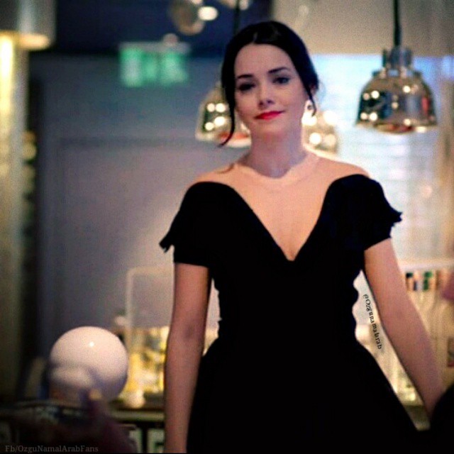 Özgü Namal poses boobs