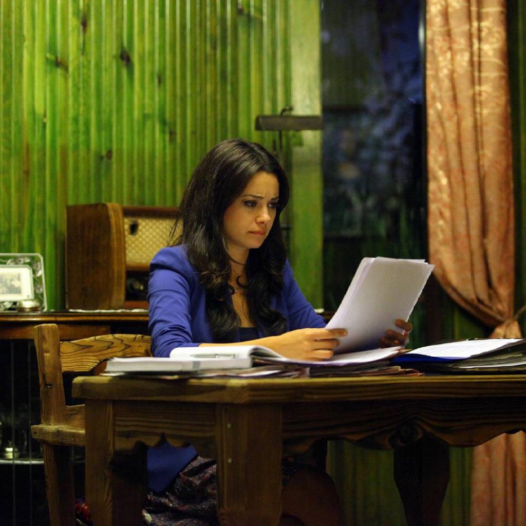 Özgü Namal poses fuck