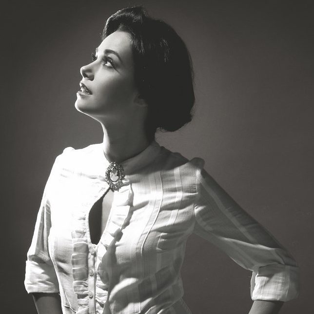 Özgü Namal poses hot bikini