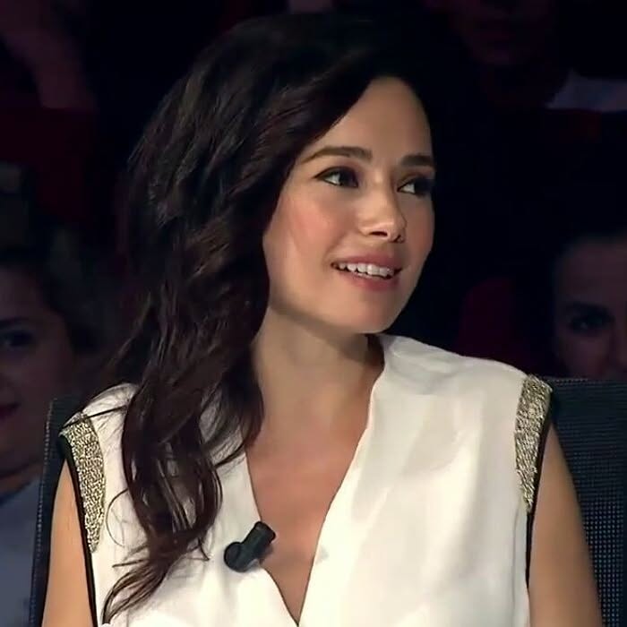 Özgü Namal poses hot xxx