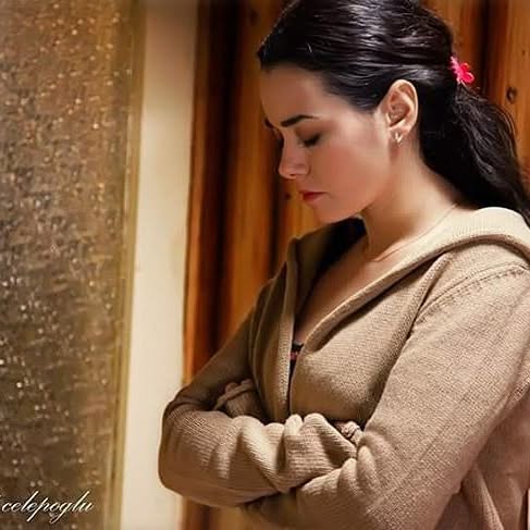 Özgü Namal poses pussy