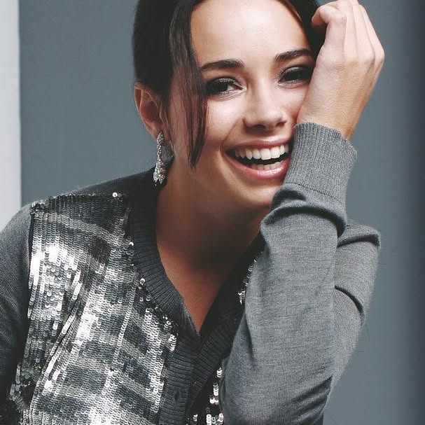 Özgü Namal poses sex