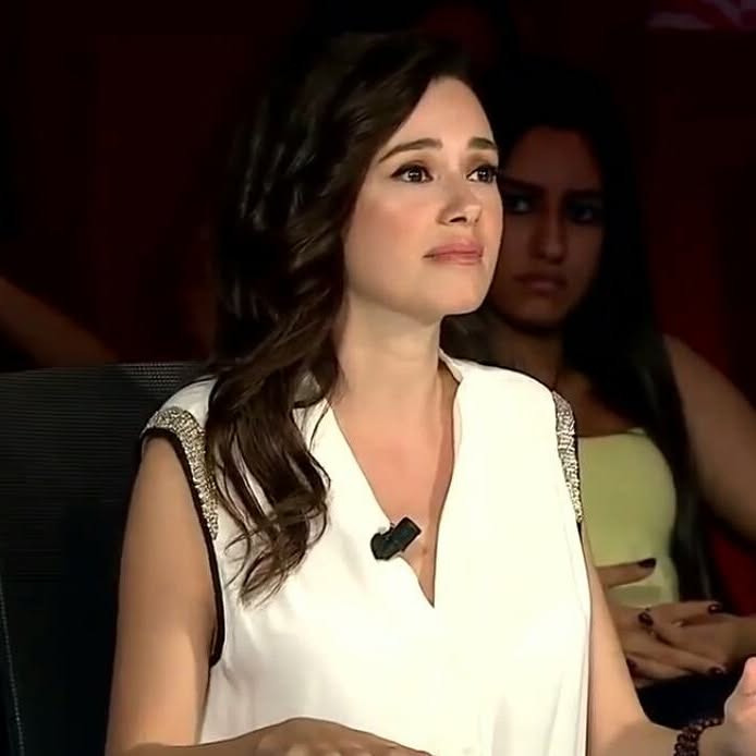 Özgü Namal poses xxx sex