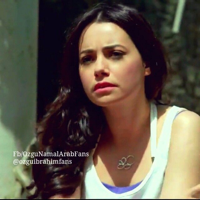 Özgü Namal smiles boobs