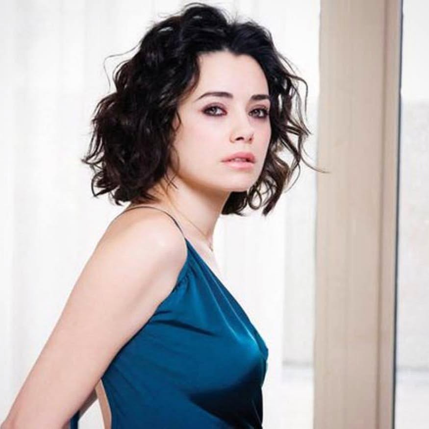 Özgü Namal smiles fuck