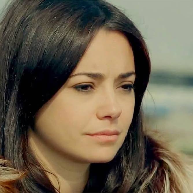 Özgü Namal smiles hot bikini