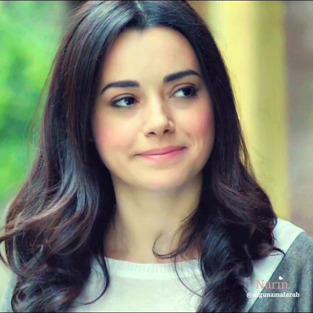 Özgü Namal smiles hot images