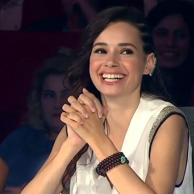 Özgü Namal smiles hot