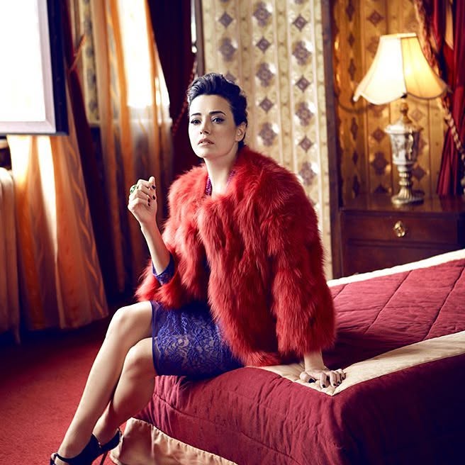 Özgü Namal smiles nude pics