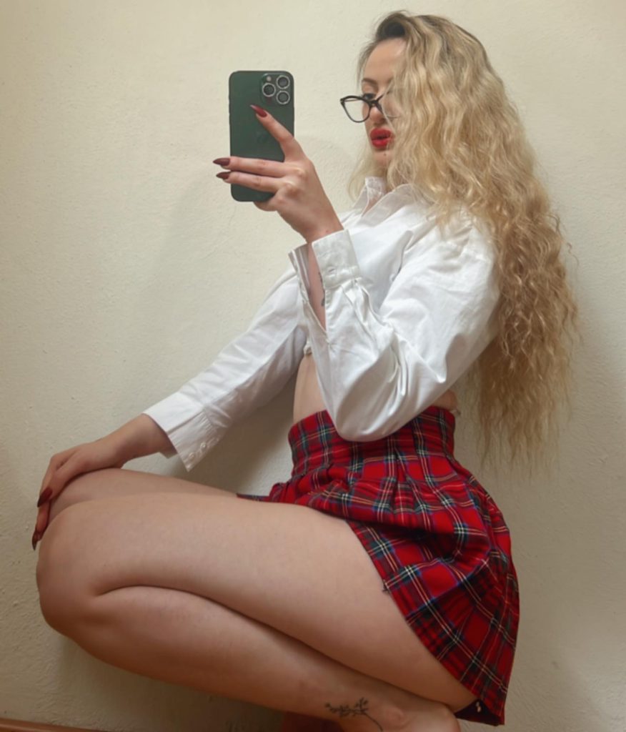 Öznur Güven looks ass