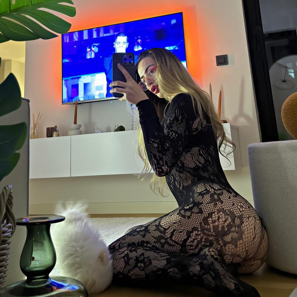 Öznur Güven modeling porn