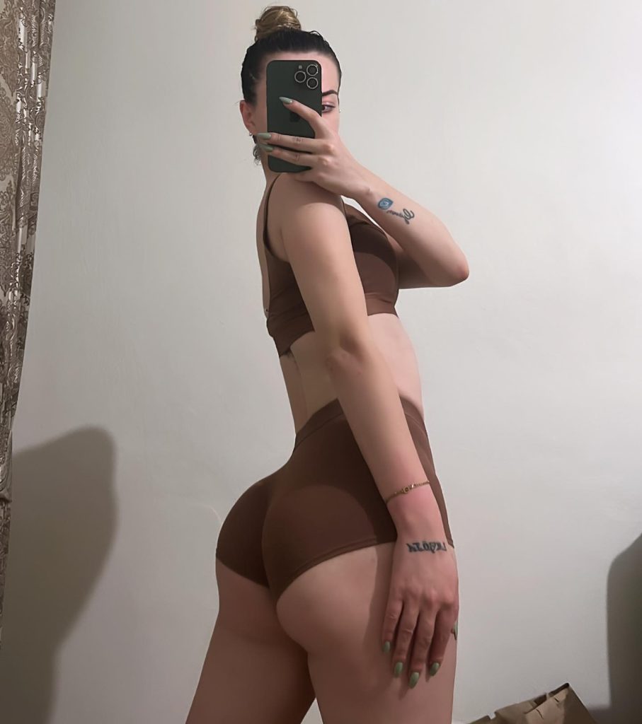 Öznur Güven poses fuck