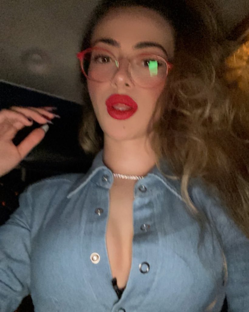 Öznur Güven poses nude pics