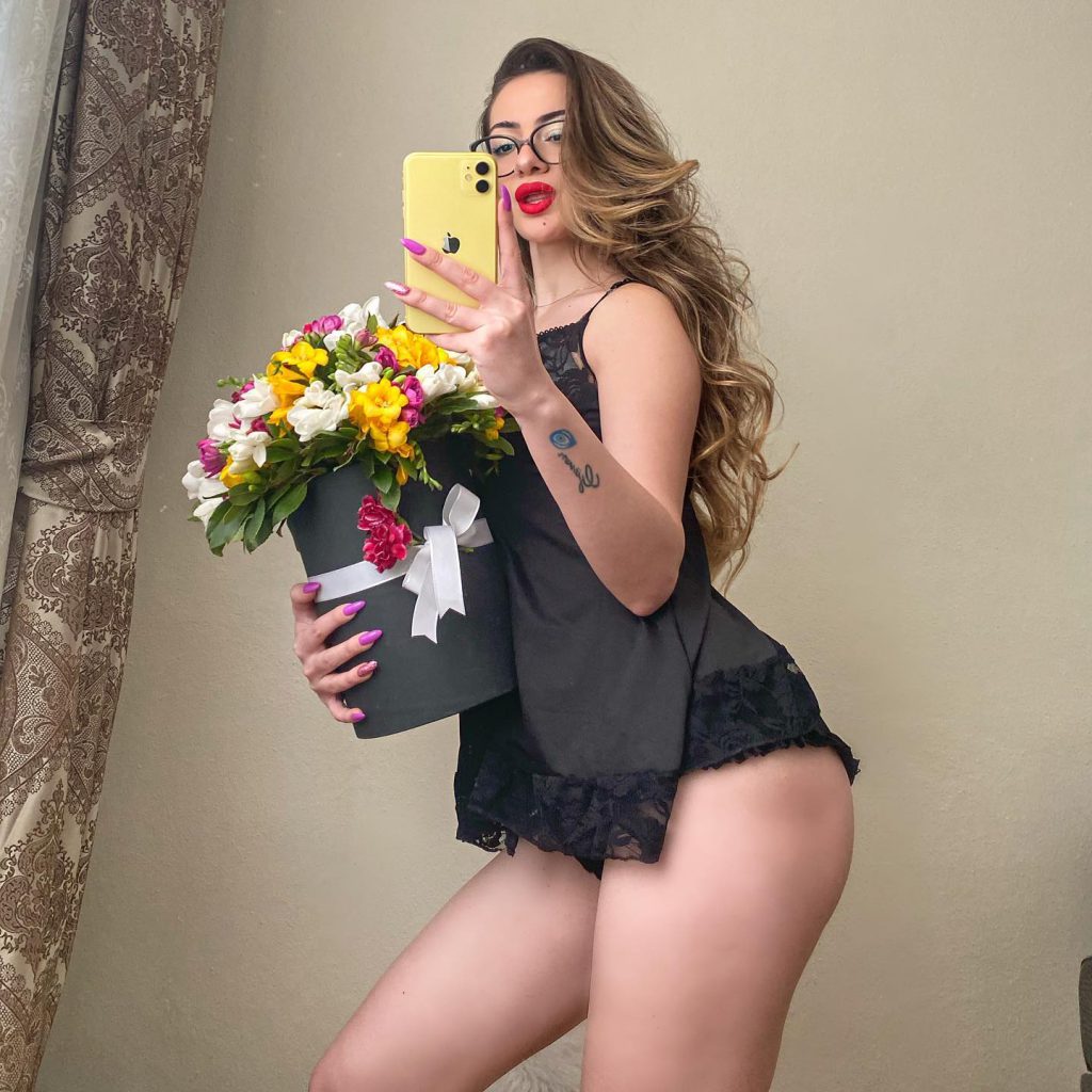 Öznur Güven poses xxx sex