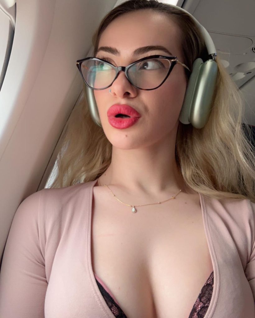 Öznur Güven smiles nude pics