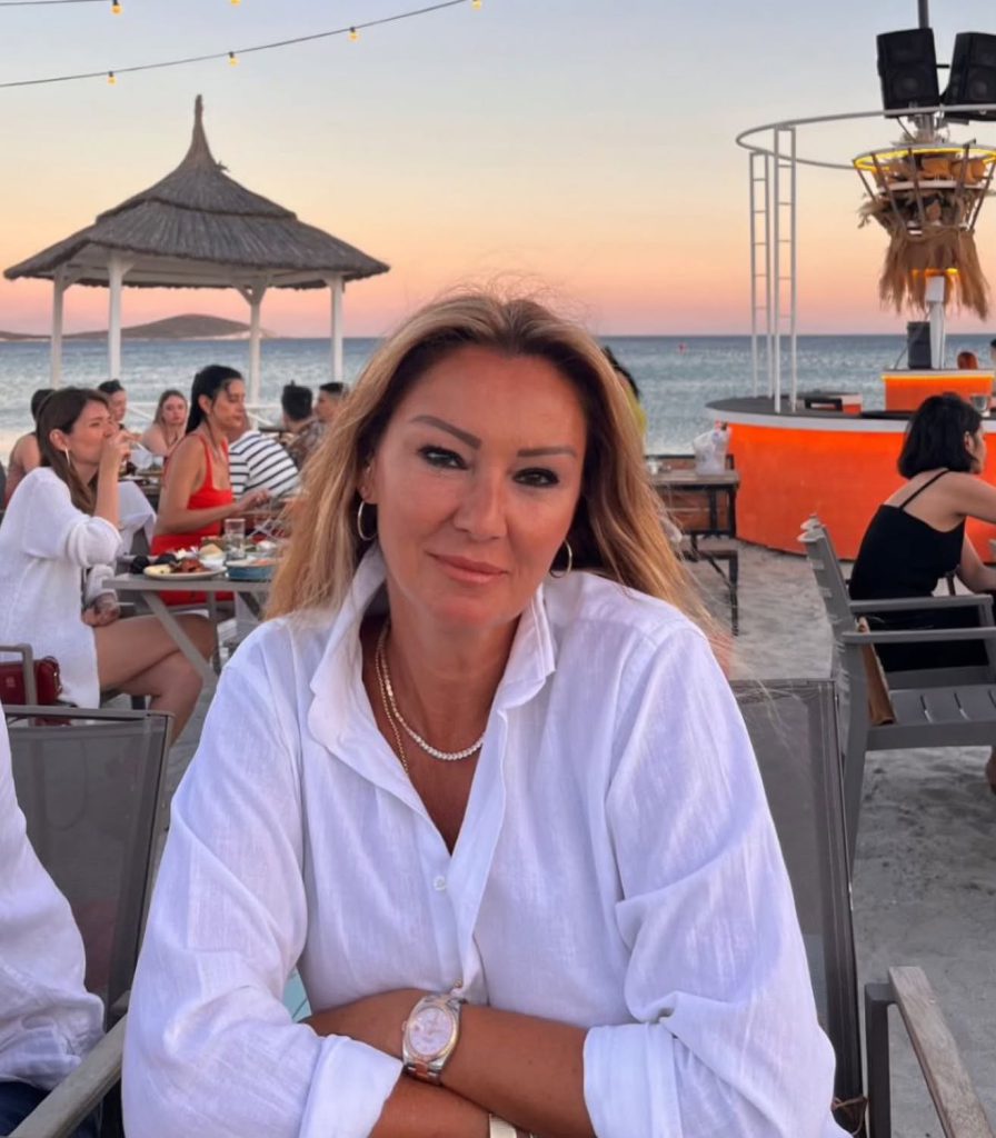 Pınar Altuğ ardent hot bikini