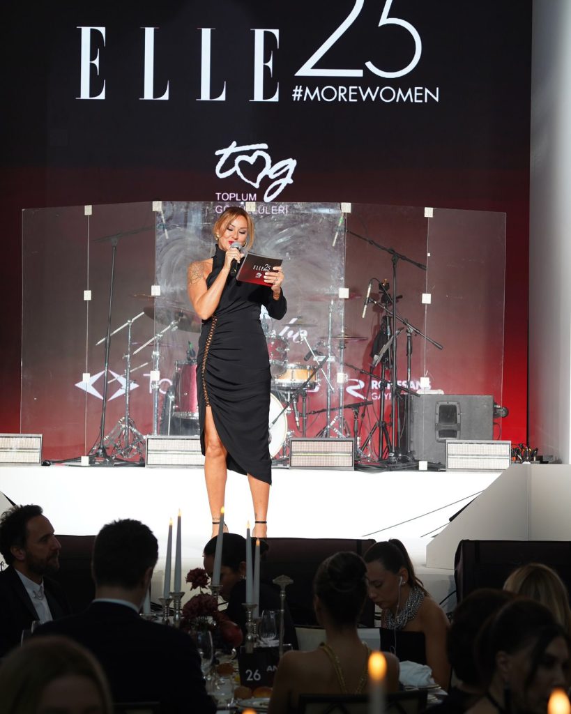 Pınar Altuğ depicts fire ass