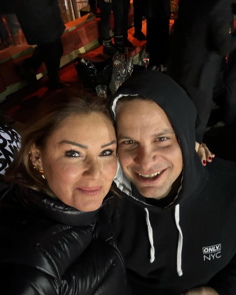 Pınar Altuğ depicts fire boobs