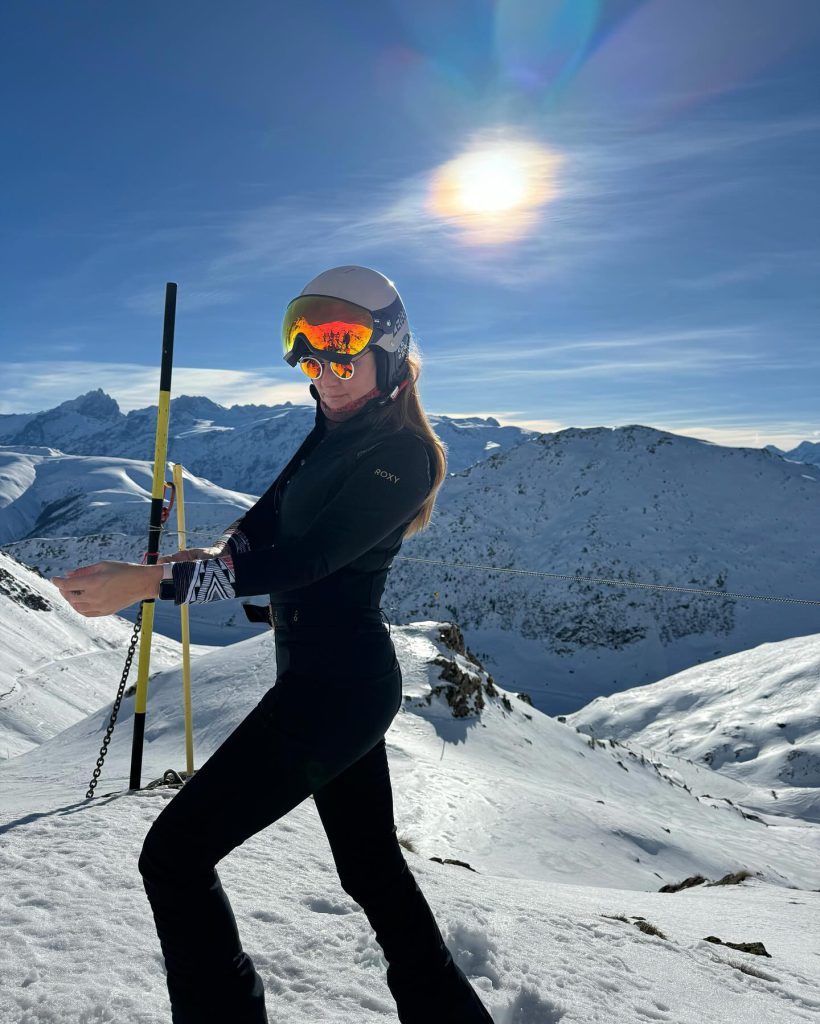 Pınar Altuğ depicts fire pussy