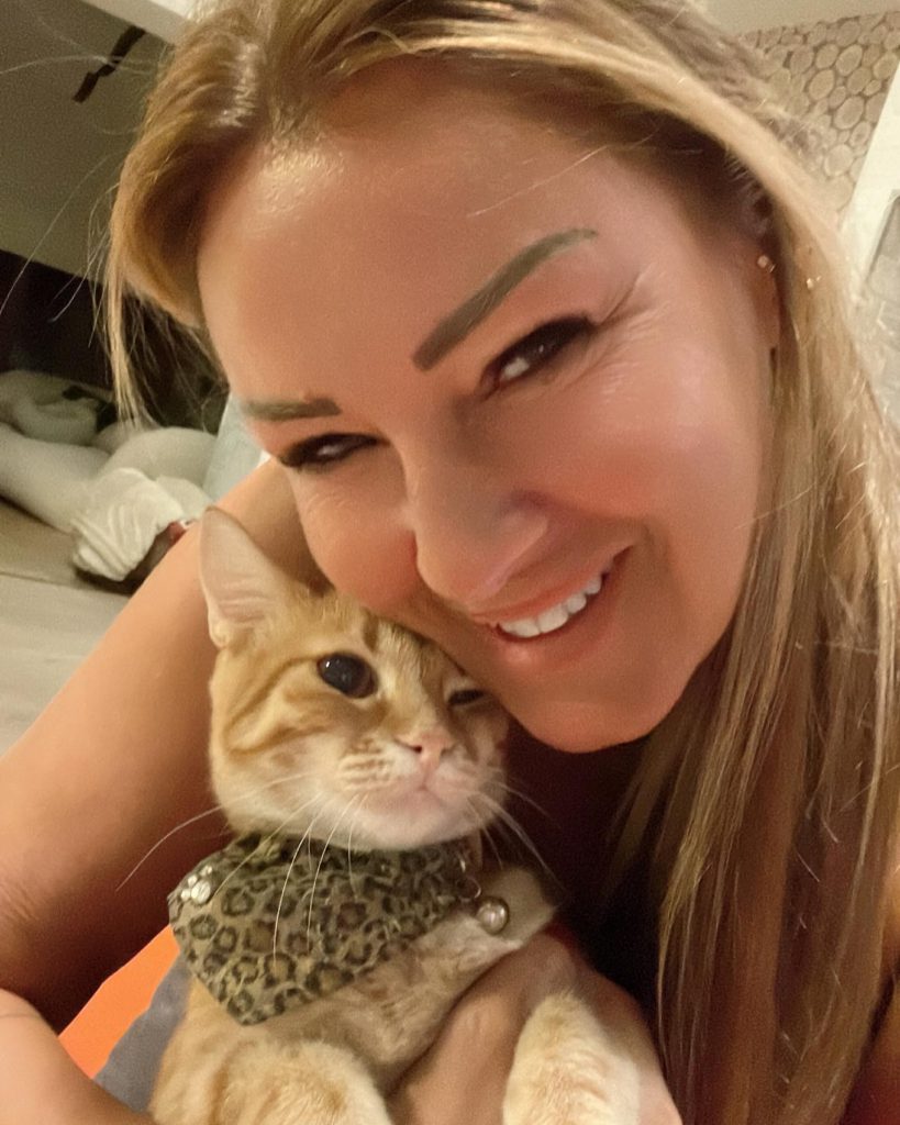 Pınar Altuğ looks boobs