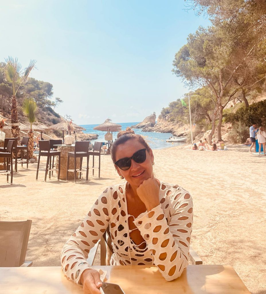 Pınar Altuğ looks nude