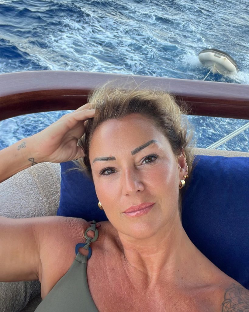 Pınar Altuğ looks nudes