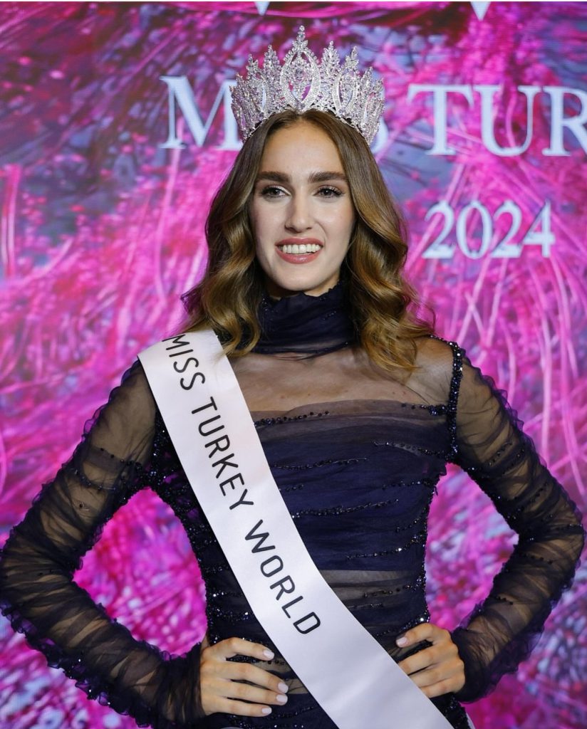 Pınar Altuğ modeling ass