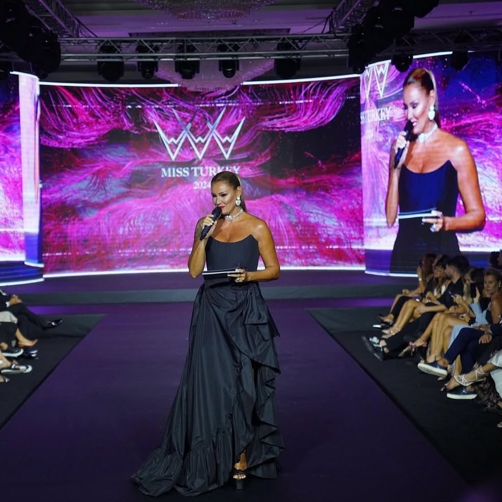 Pınar Altuğ modeling hot images