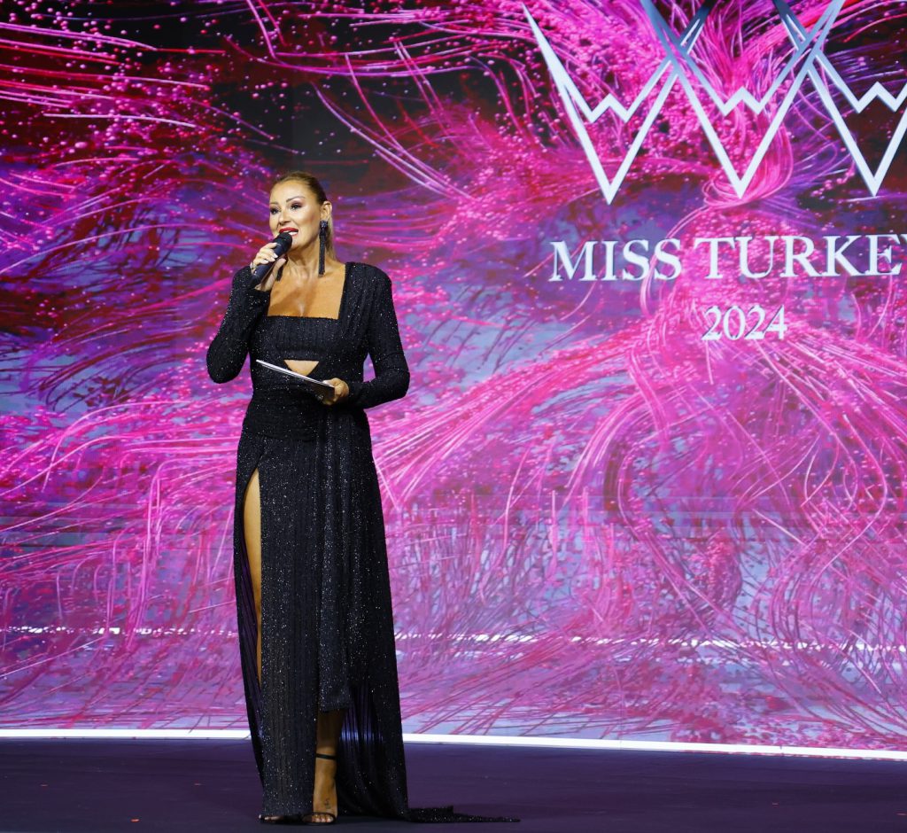 Pınar Altuğ modeling porn