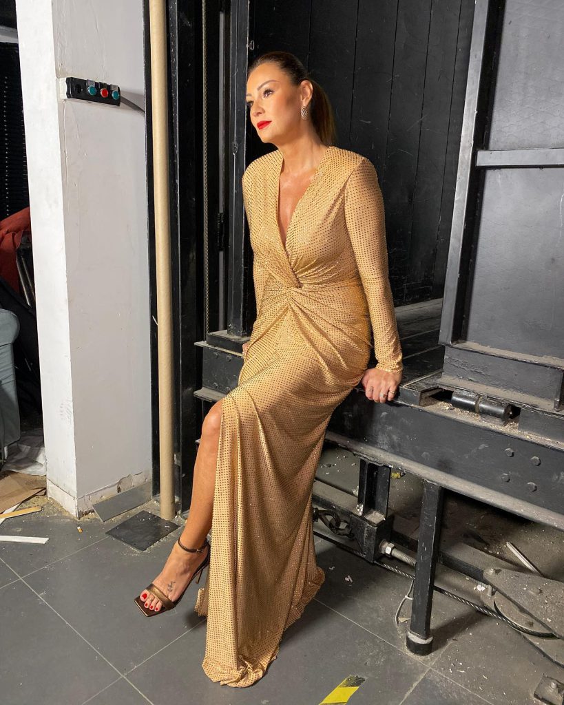 Pınar Altuğ poses ass