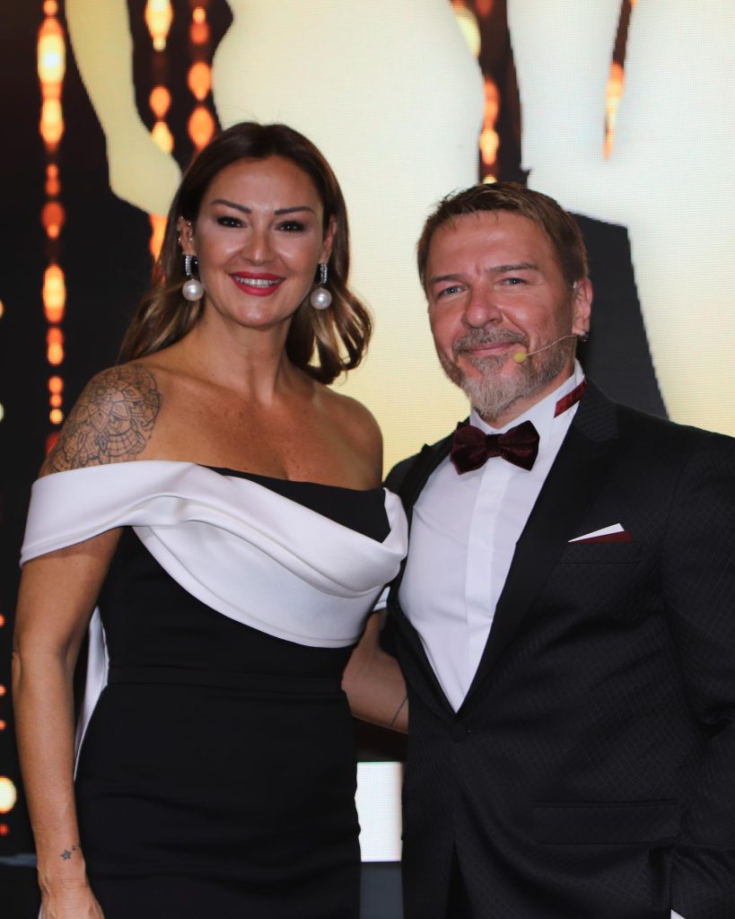 Pınar Altuğ poses bikini