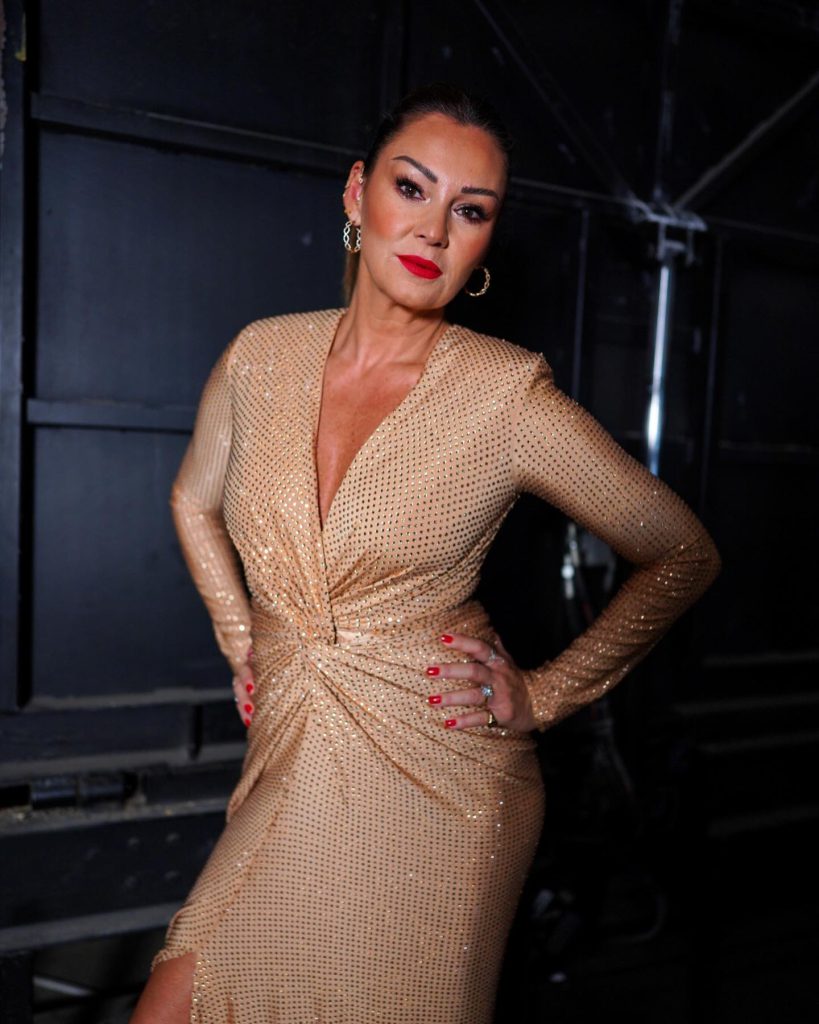 Pınar Altuğ poses fuck