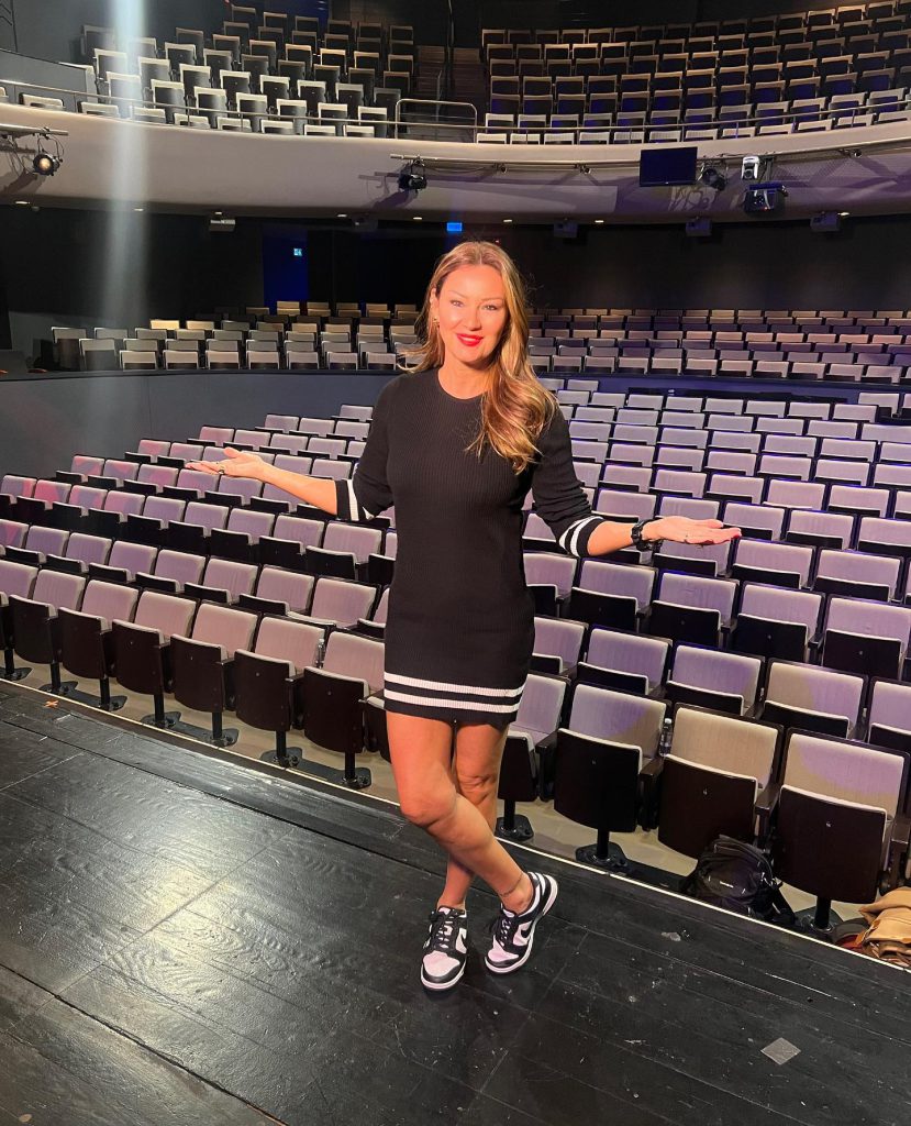 Pınar Altuğ poses hot bikini