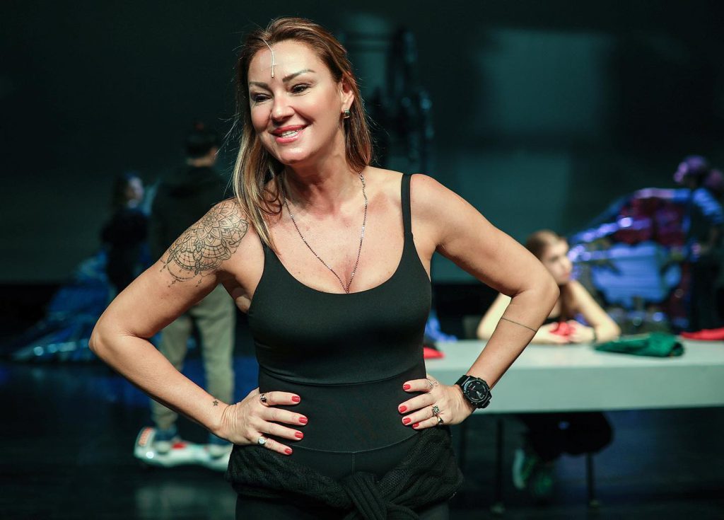 Pınar Altuğ poses hot images