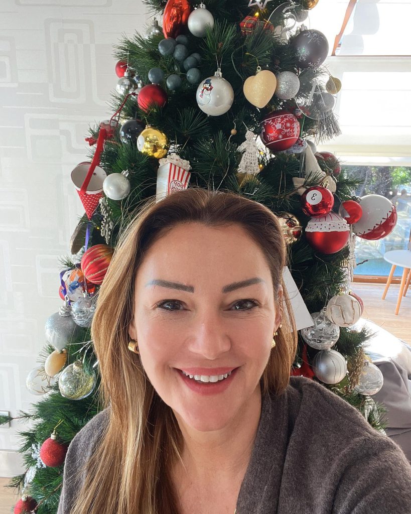 Pınar Altuğ poses hot xxx