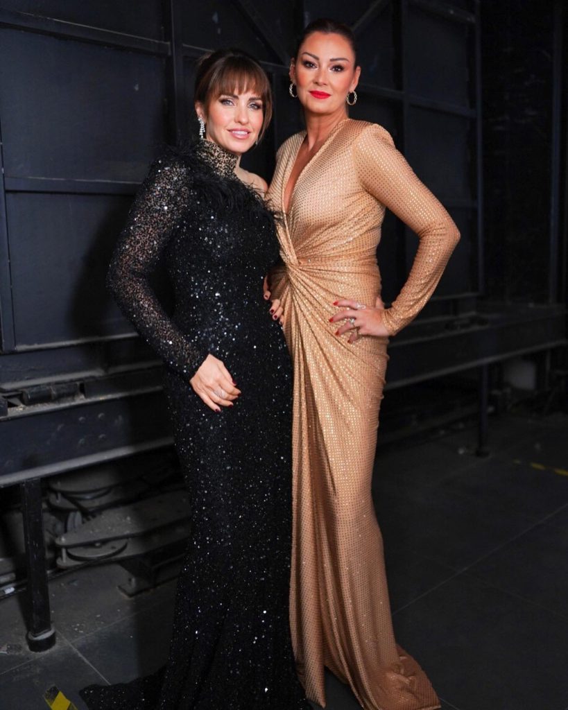 Pınar Altuğ poses naked