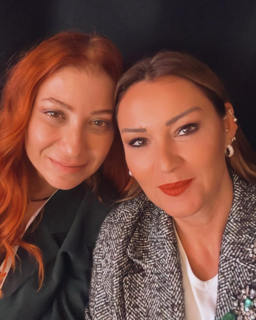 Pınar Altuğ poses nudes