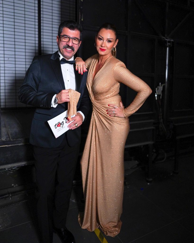 Pınar Altuğ poses sexy