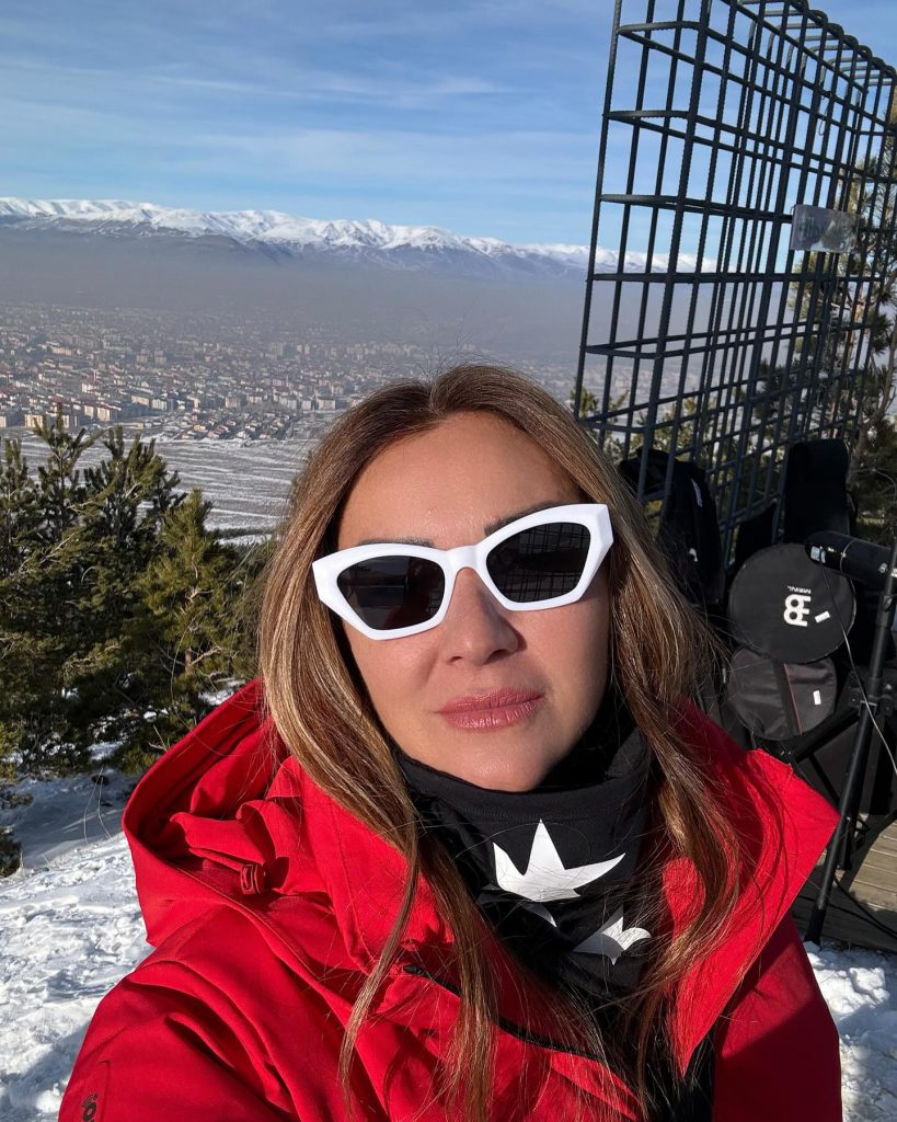 Pınar Altuğ slut bikini