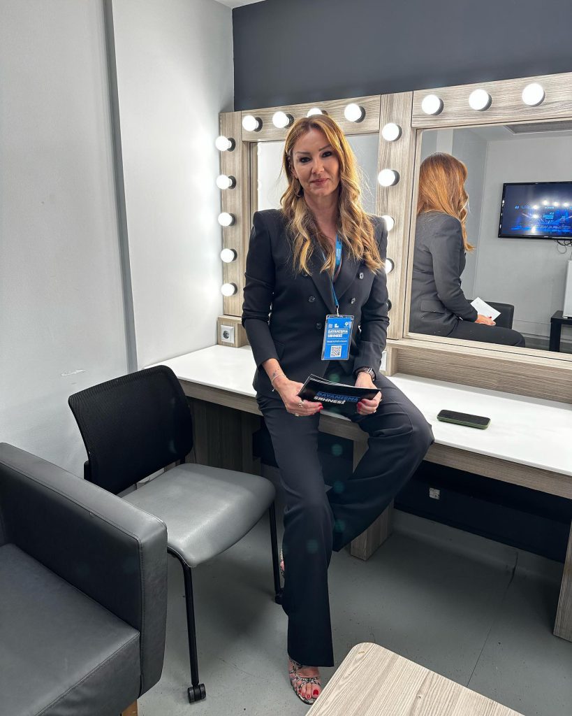 Pınar Altuğ smiles bikini