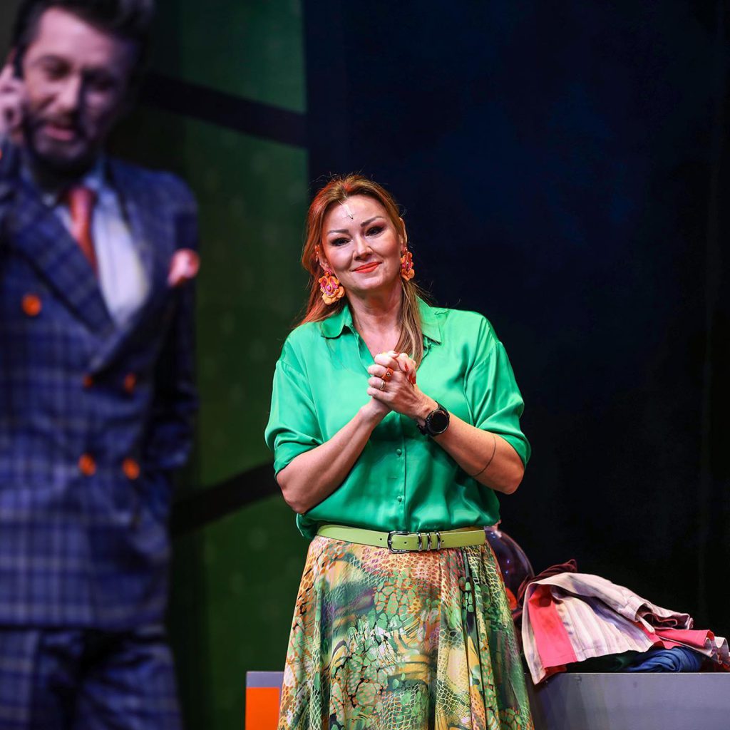 Pınar Altuğ smiles hot