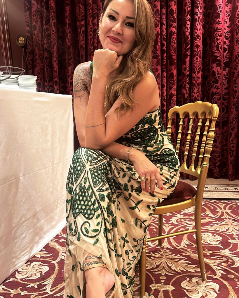 Pınar Altuğ smiles hot bikini