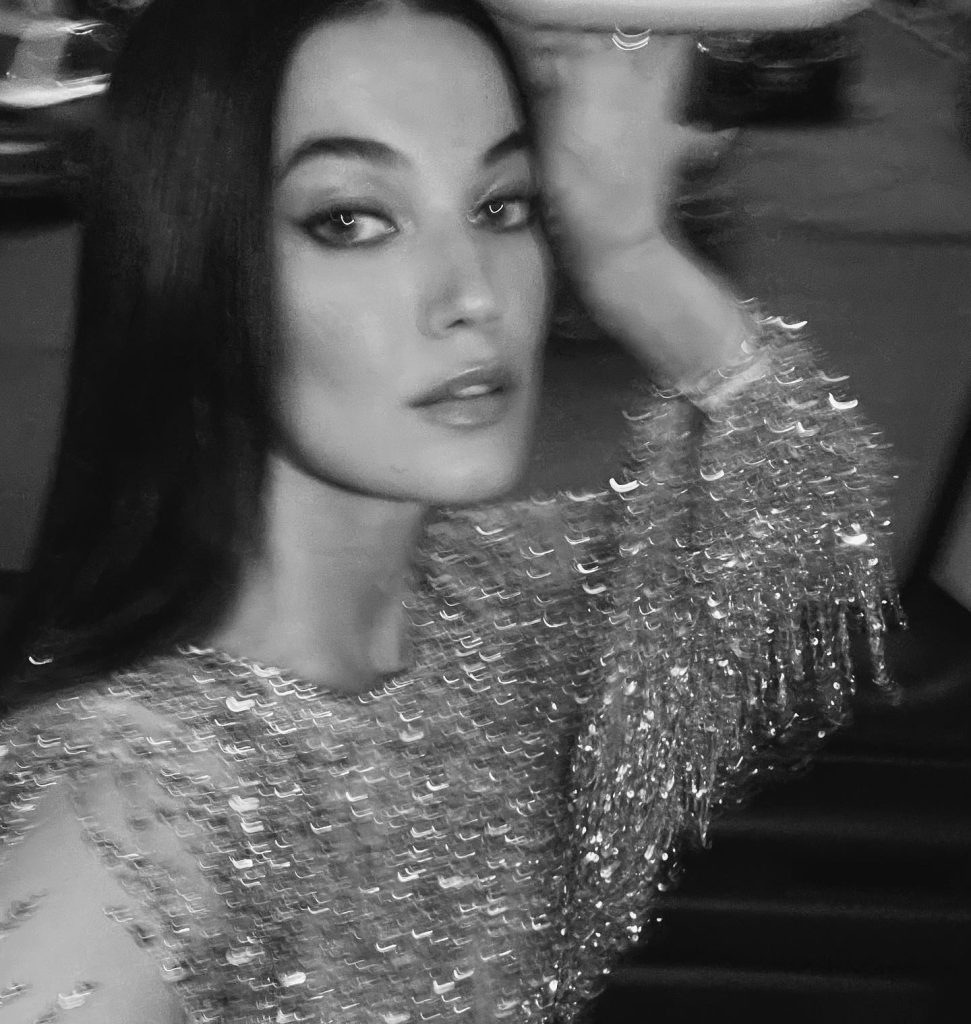 Pınar Deniz depicts fire boobs