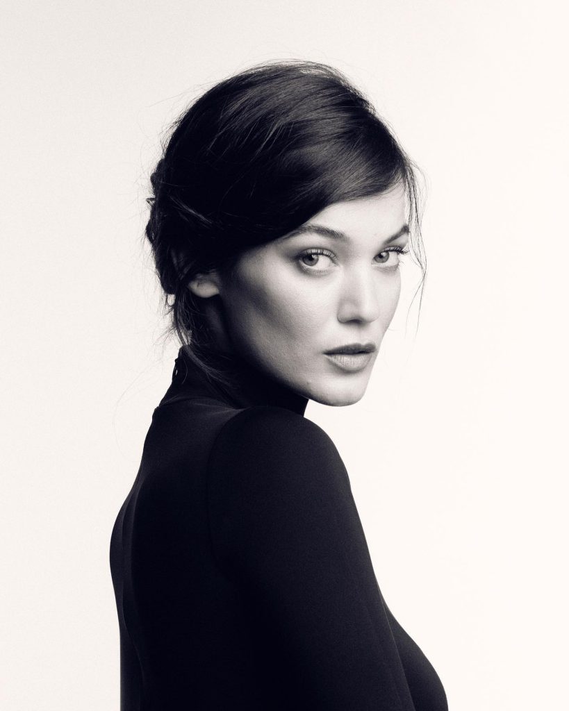 Pınar Deniz depicts fire hot