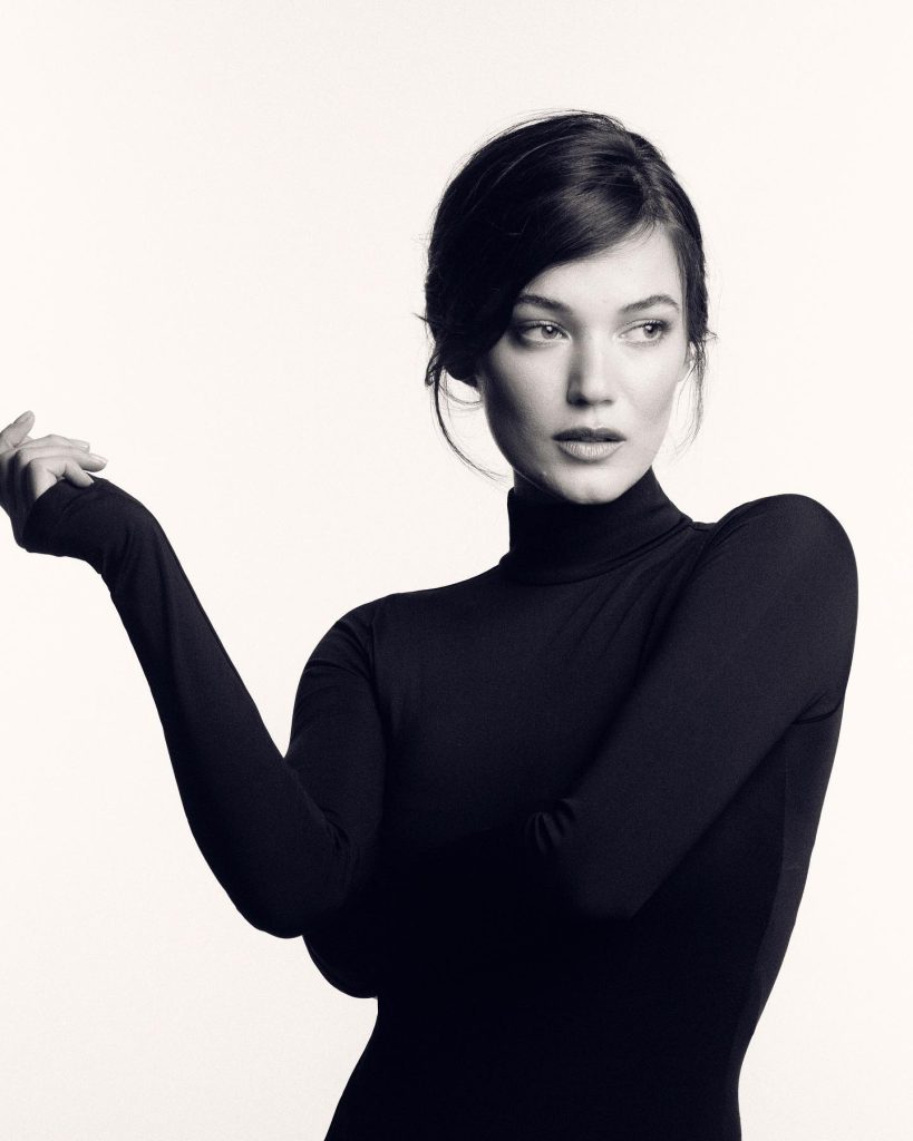 Pınar Deniz depicts fire nude