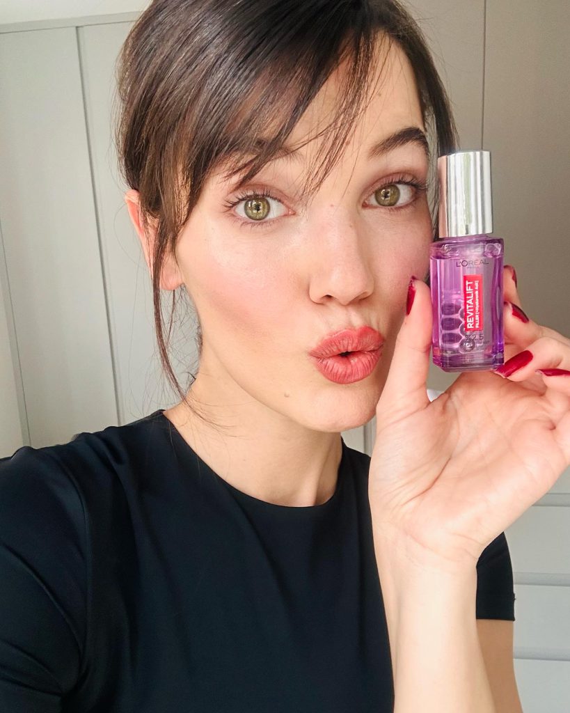 Pınar Deniz depicts fire sex