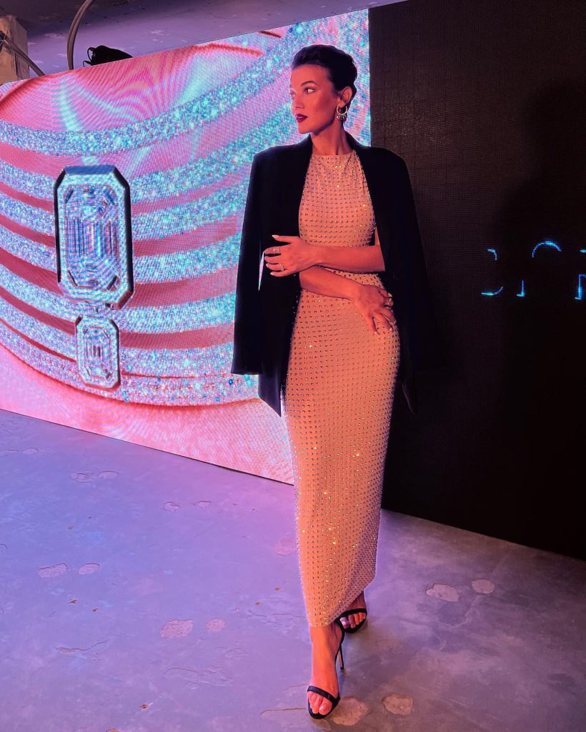 Pınar Deniz depicts fire sexy